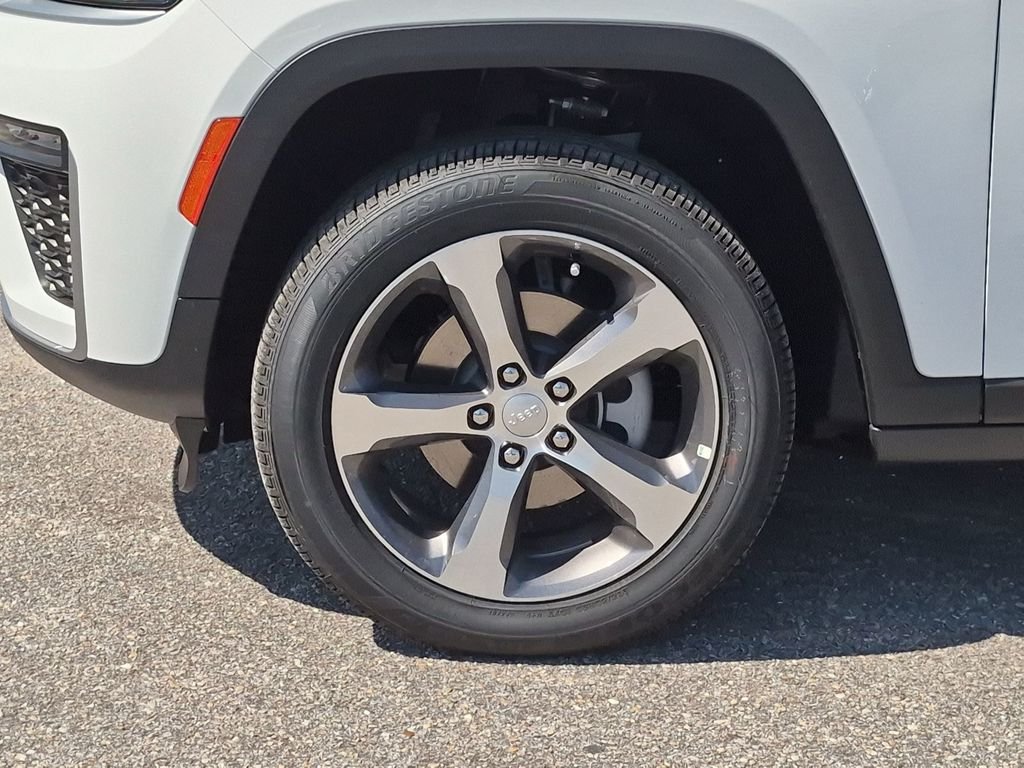 New 2026 Bright White Clear-Coat Exterior Paint Jeep Limited image 11