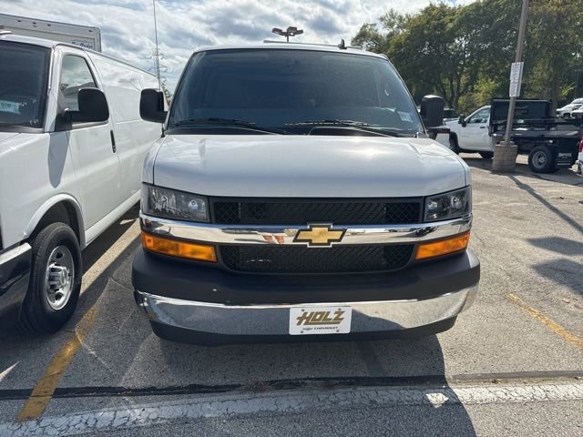 New 2025 Summit White Chevrolet WT image 3