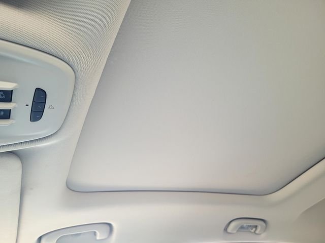 Used 2022 Red Buick Essence image 20