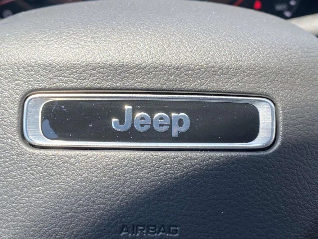 New 2026 Diamond Black Crystal Pearl-Coat Exterior Paint Jeep Latitude Altitude image 26