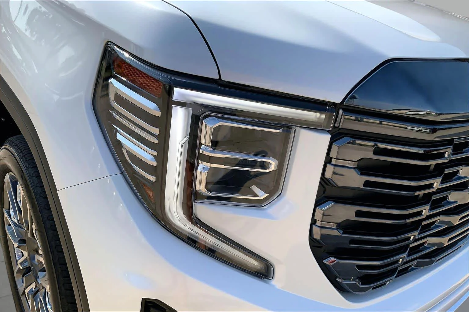 Used 2024 White Frost Tricoat GMC Denali Ultimate image 27