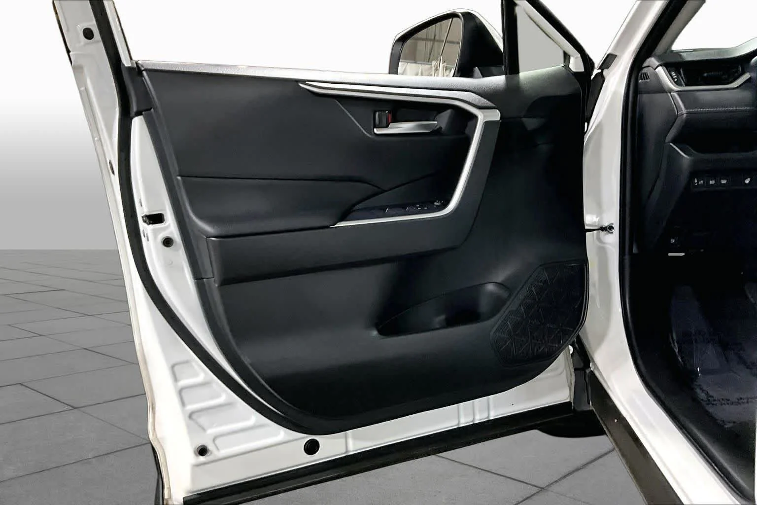 Used 2025 Ice Cap Toyota Hybrid XLE image 22