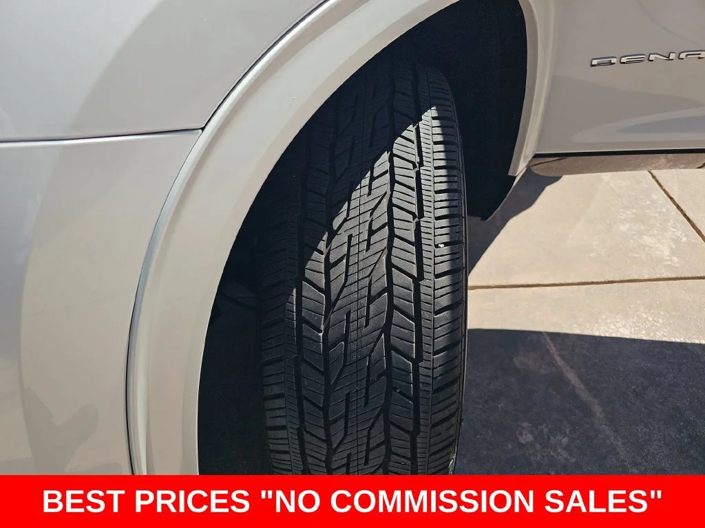 Used 2024 White Frost Tricoat GMC Denali image 37
