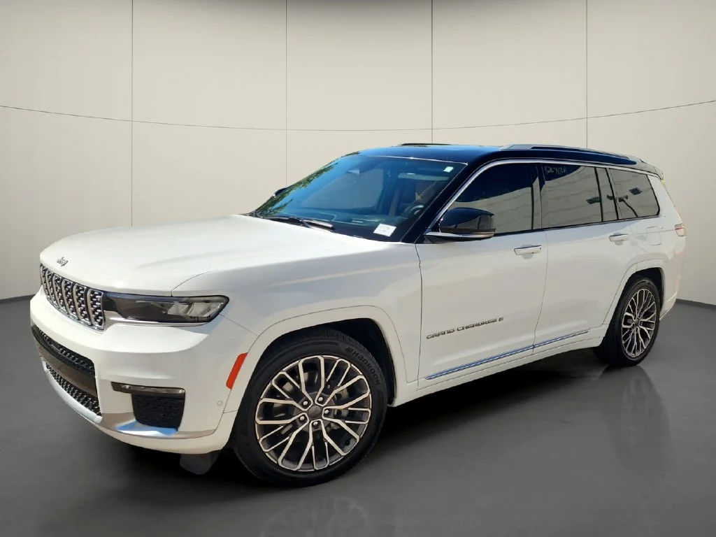 Used 2023 White Jeep Summit image 3