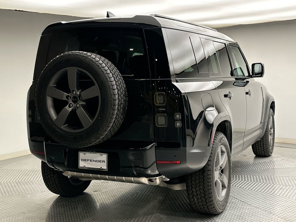 New 2026 Santorini Black Metallic Land Rover S image 3