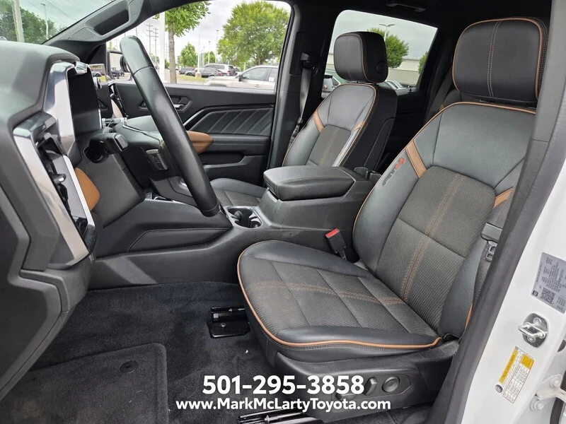 Used 2023 Summit White GMC 4WD Crew Cab AT4 image 9
