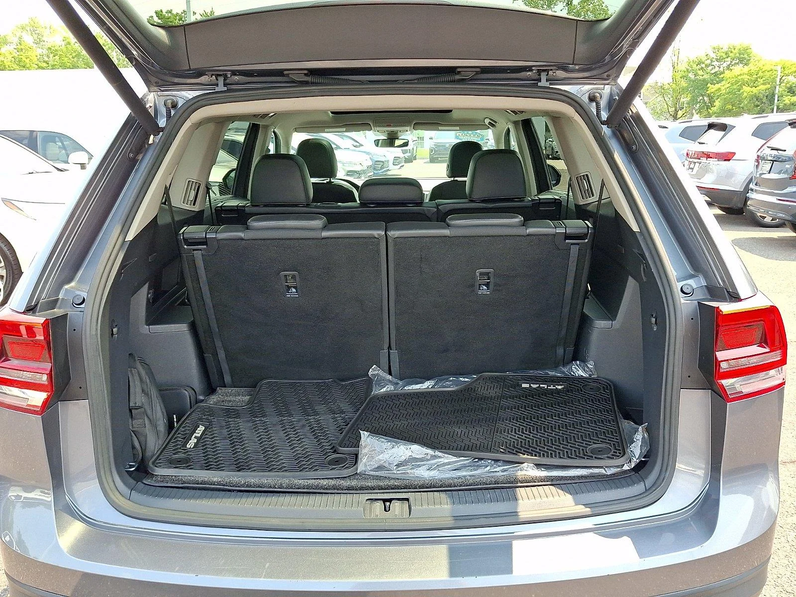 Used 2019 Platinum Gray Metallic Volkswagen 3.6L V6 SE w/Technology image 32