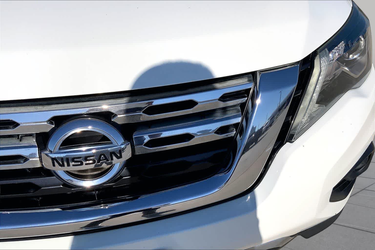 Used 2020 Glacier White Nissan S image 29