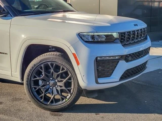 New 2026 Bright White Clear-Coat Exterior Paint Jeep Summit image 2