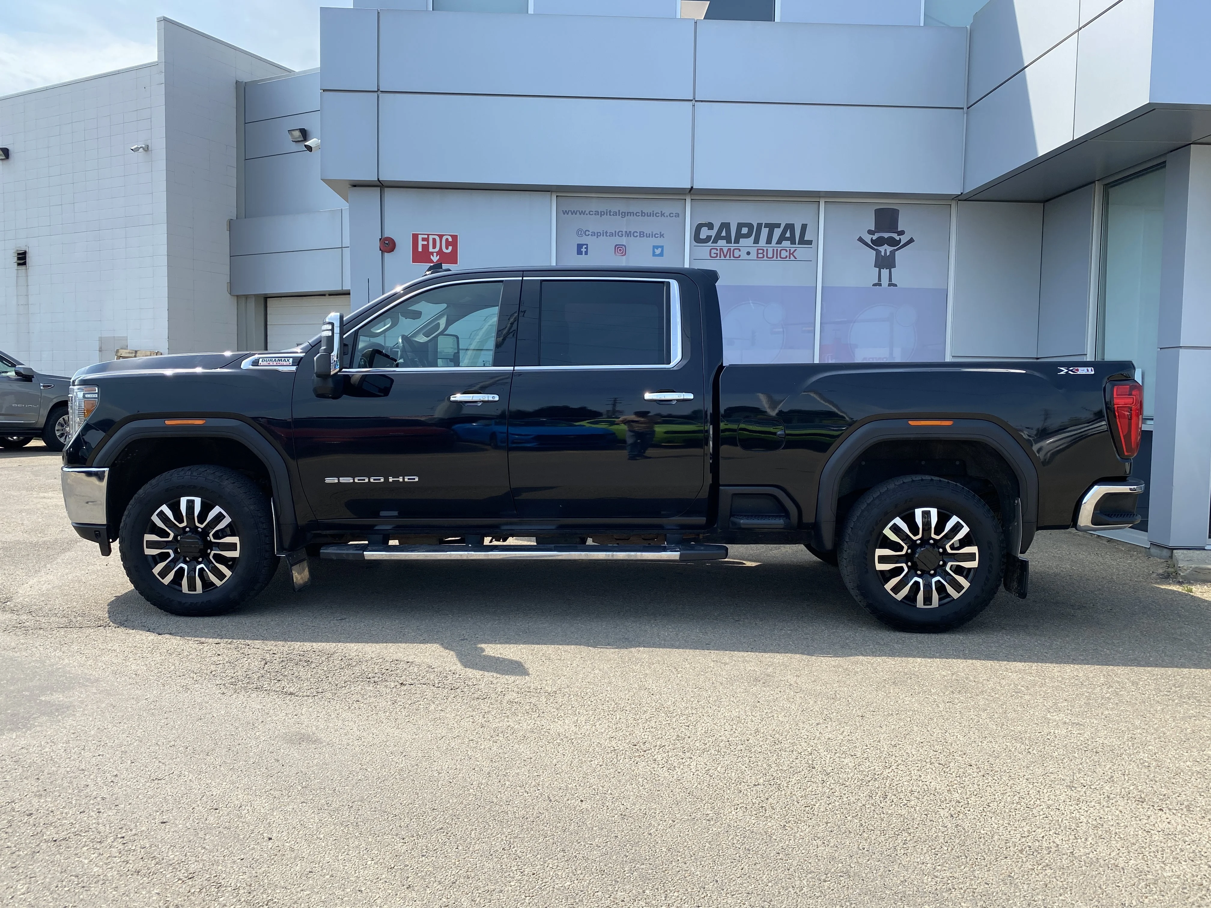 Used 2020 Black GMC Crew Cab SLT image 2