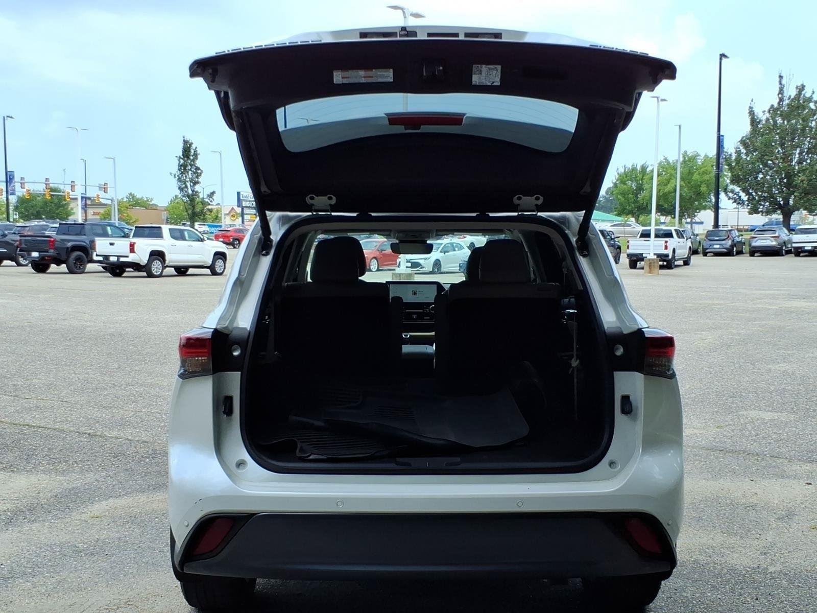 Used 2024 Wind Chill Pearl Toyota Limited image 29