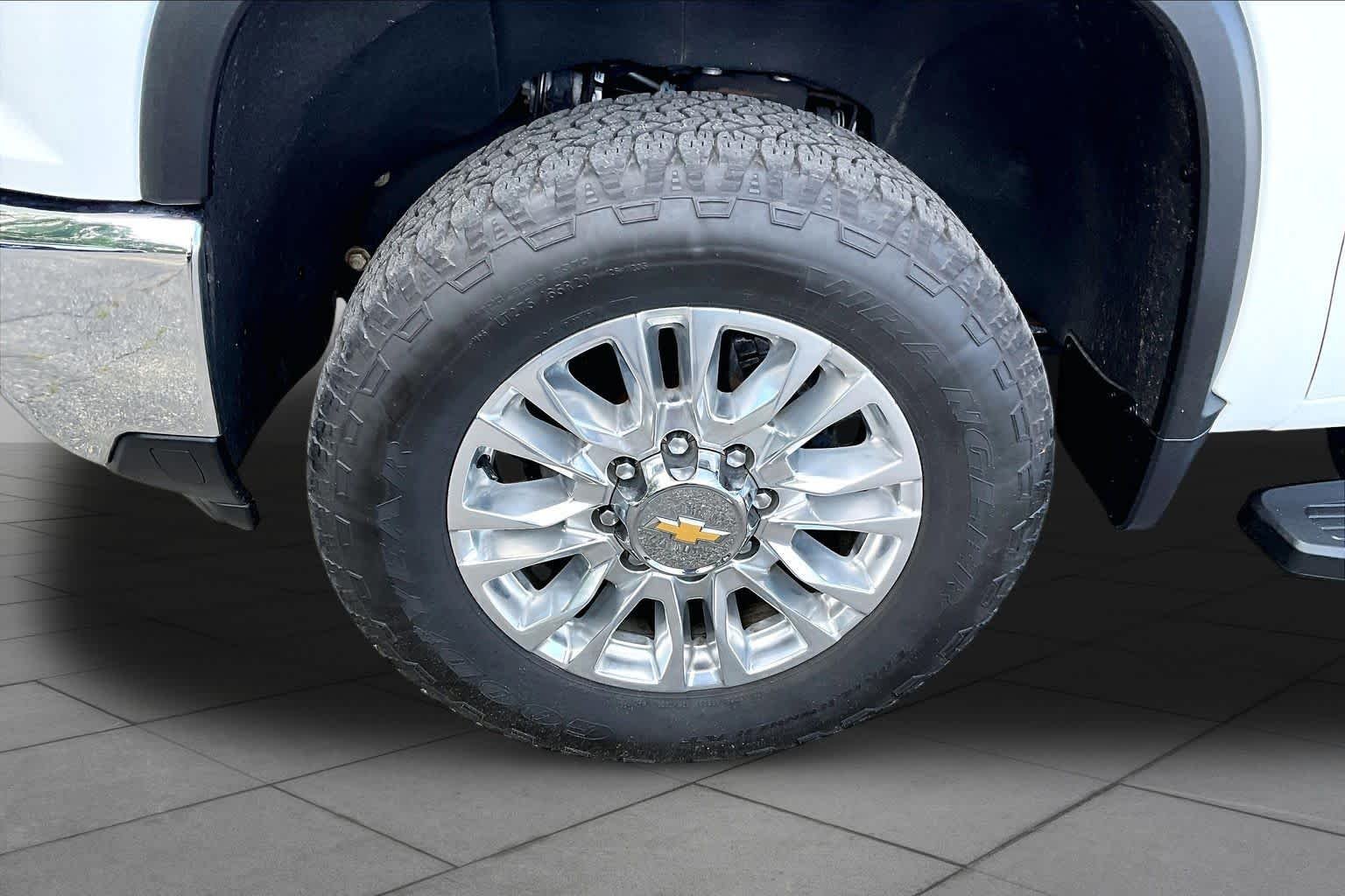 Used 2024 Summit White Chevrolet LT image 11