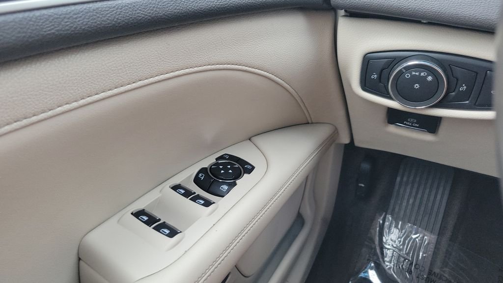 Used 2017 Gray Lincoln Reserve image 19