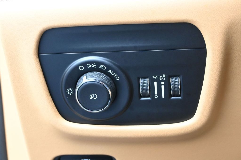 Used 2025 Red Jeep Summit Reserve image 17