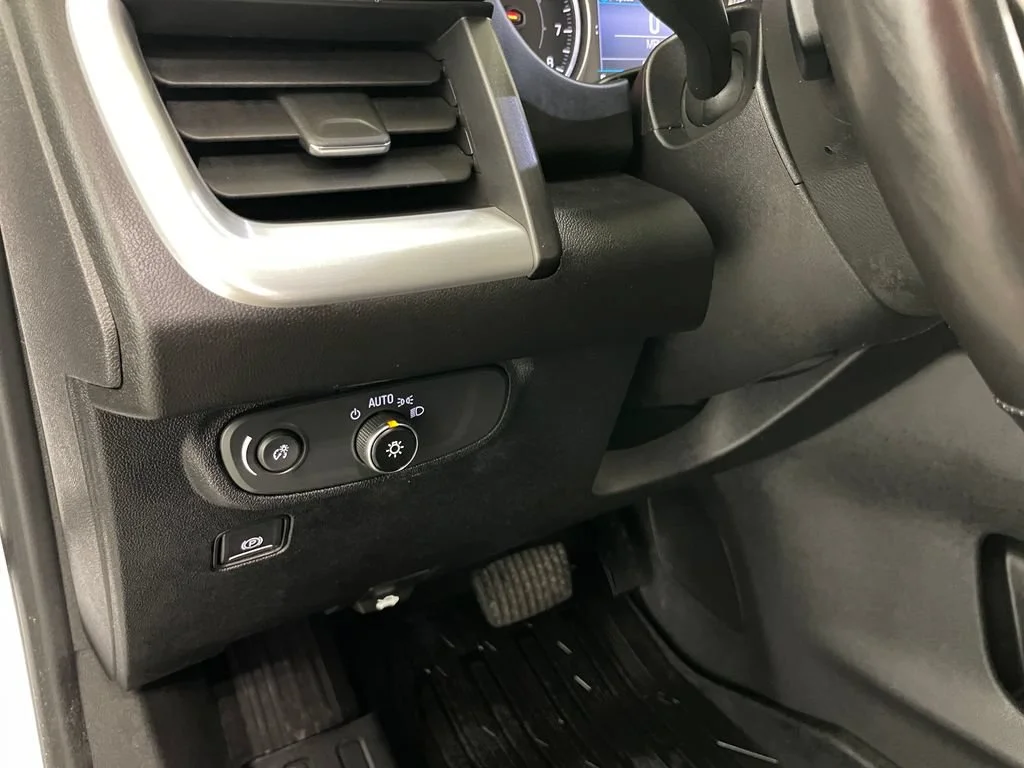 Certified Used 2019 SUMMIT WHITE GMC SLE image 23