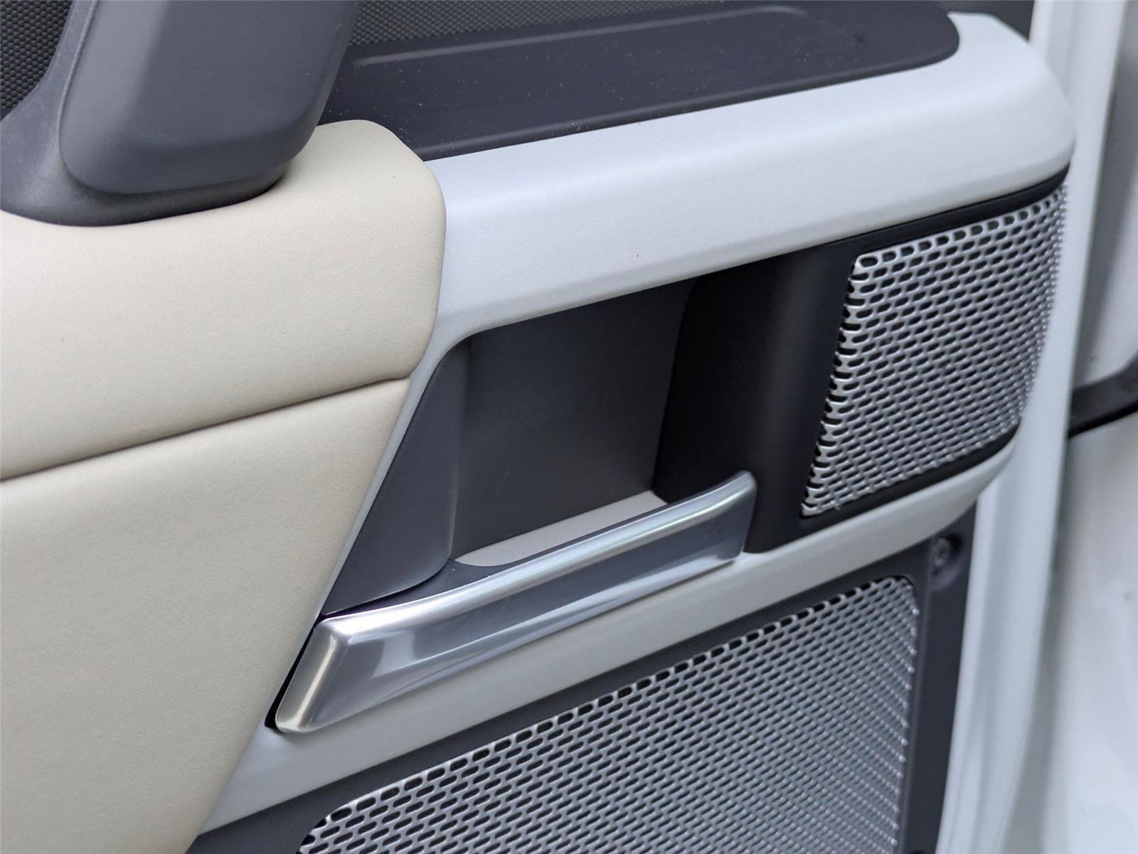 Used 2024 Fuji White Land Rover S image 27