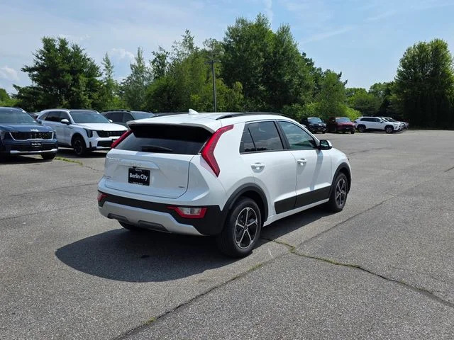 New 2026 Snow White Pearl Kia LX image 8