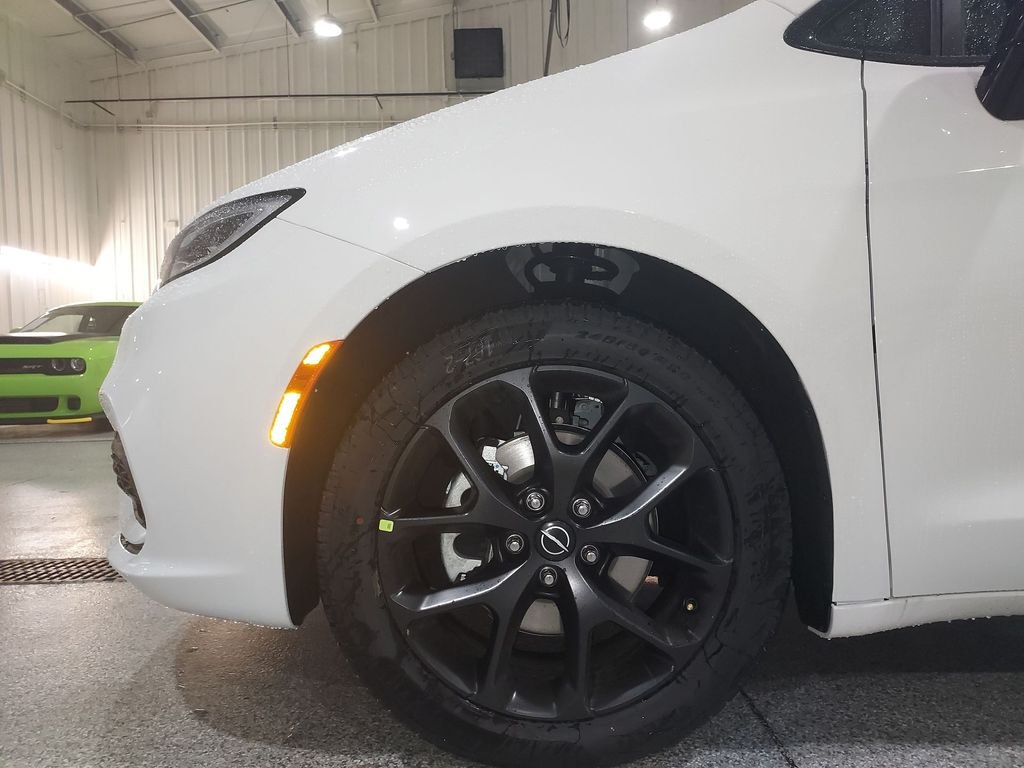 New 2026 Bright White Clear-Coat Exterior Paint Chrysler Limited image 16