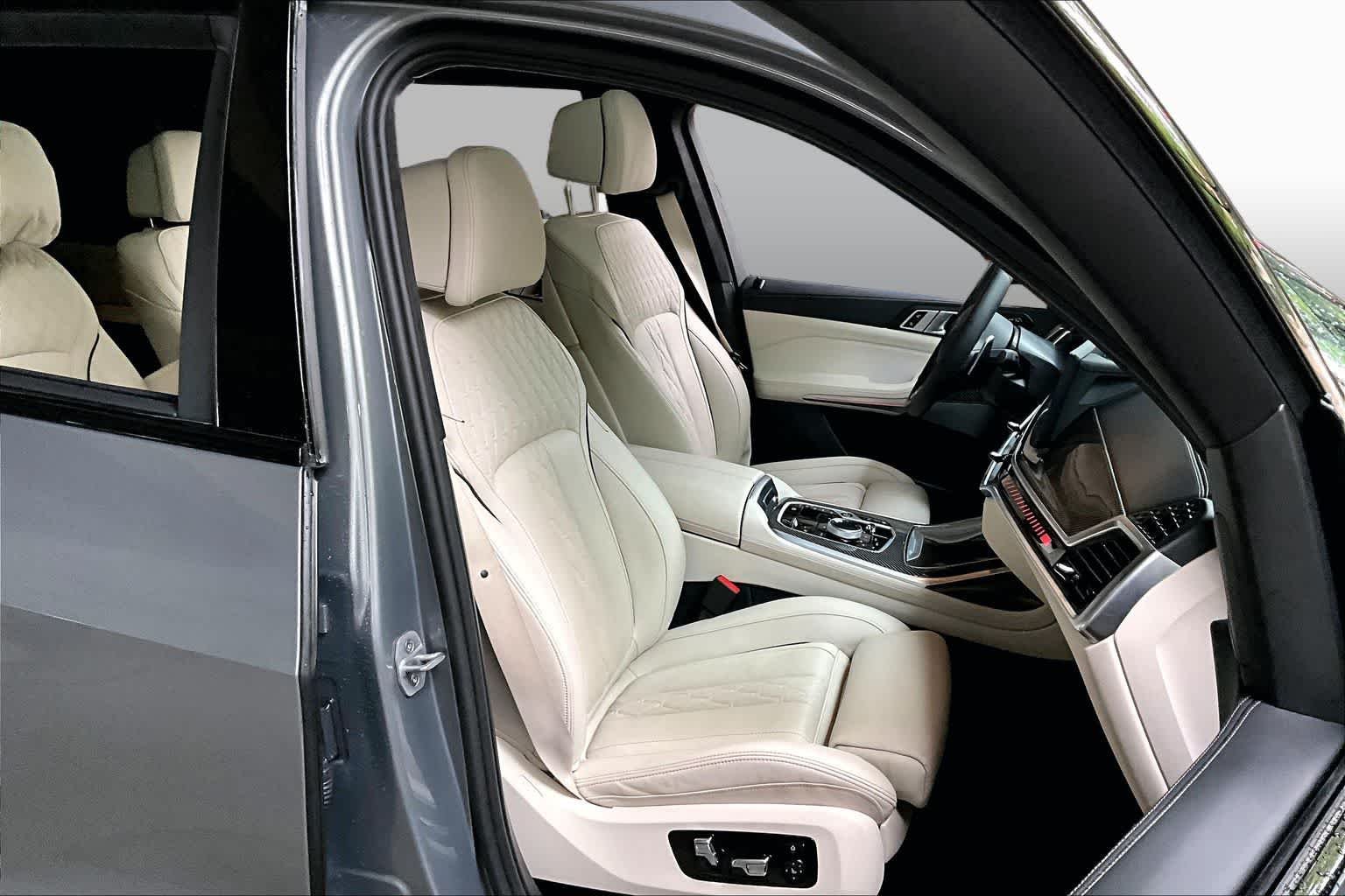 Used 2025 Skyscraper Grey Metallic BMW M60i image 8