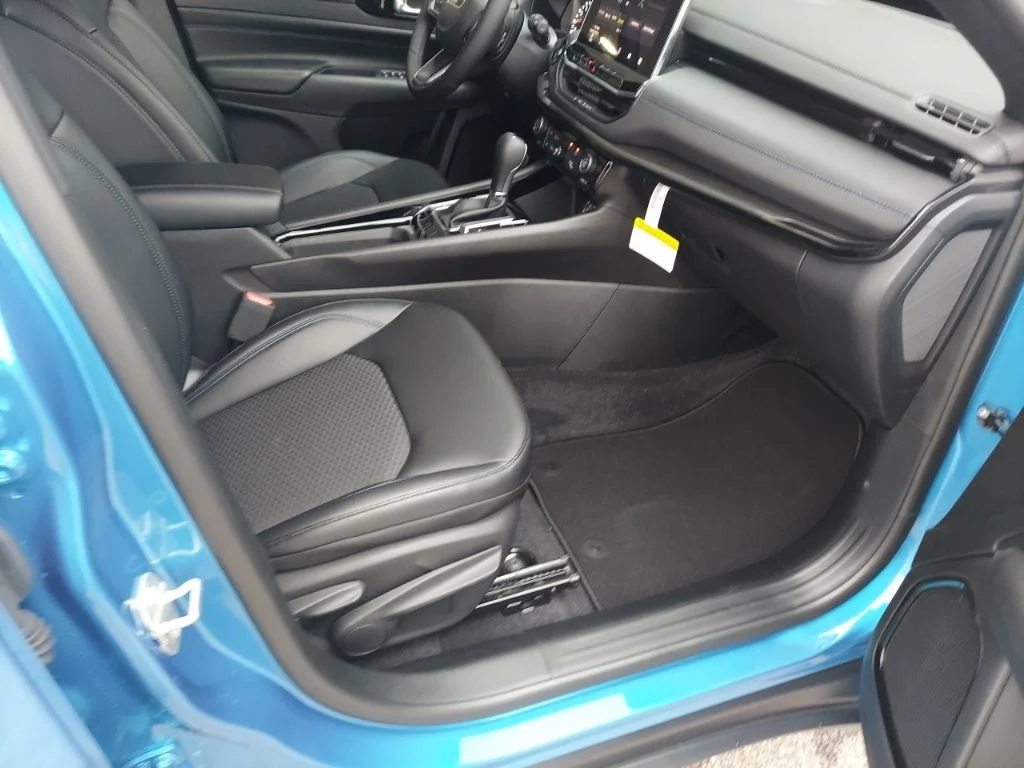 New 2026 Hydro Blue Pearlcoat Jeep Latitude image 34
