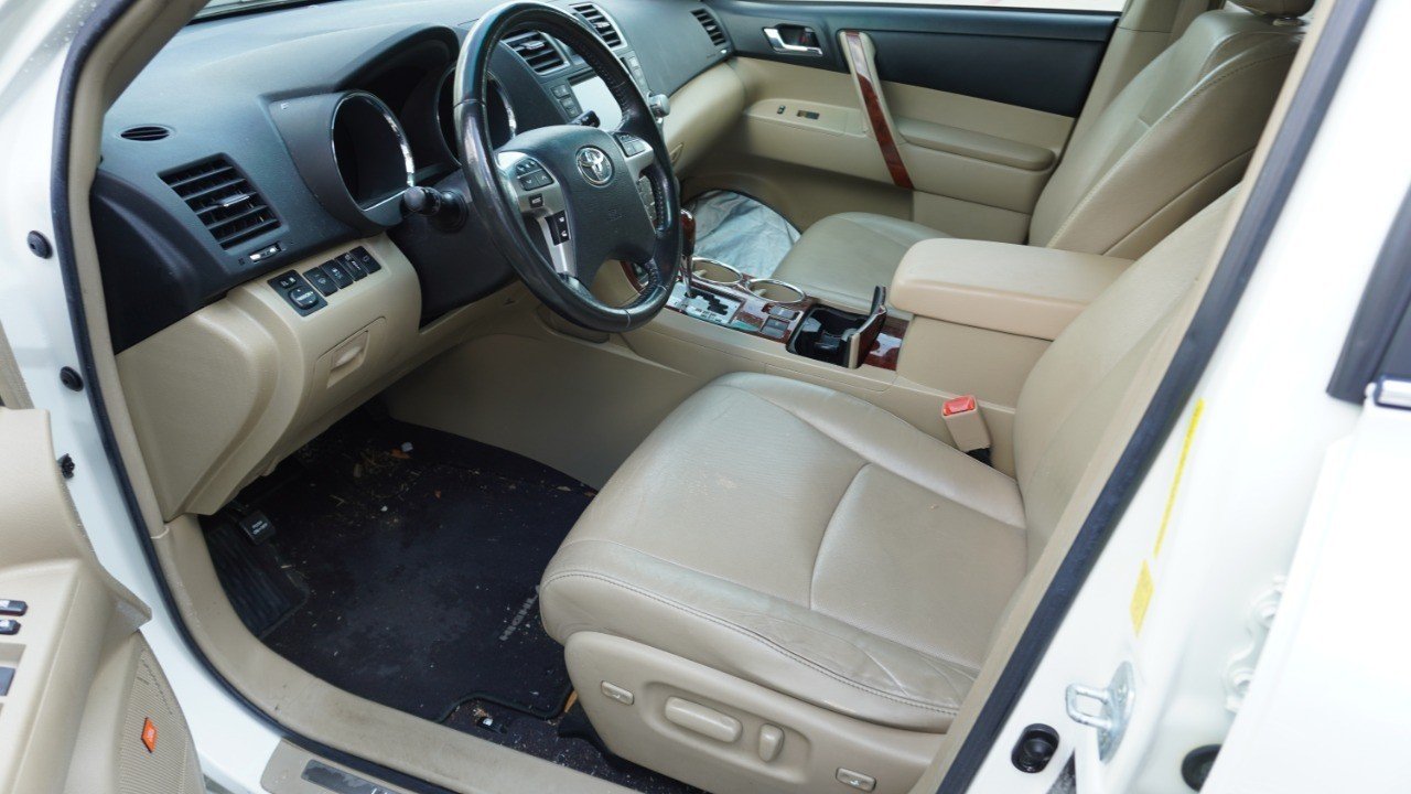 Used 2011 White Toyota Limited image 11