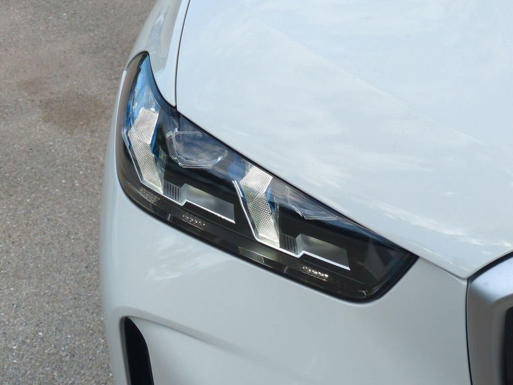 New 2026 Alpine White BMW xDrive40i image 10