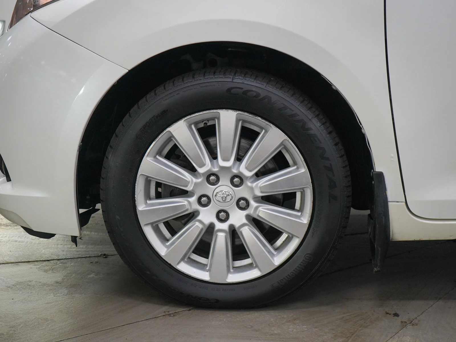Used 2017 White Toyota XLE image 30