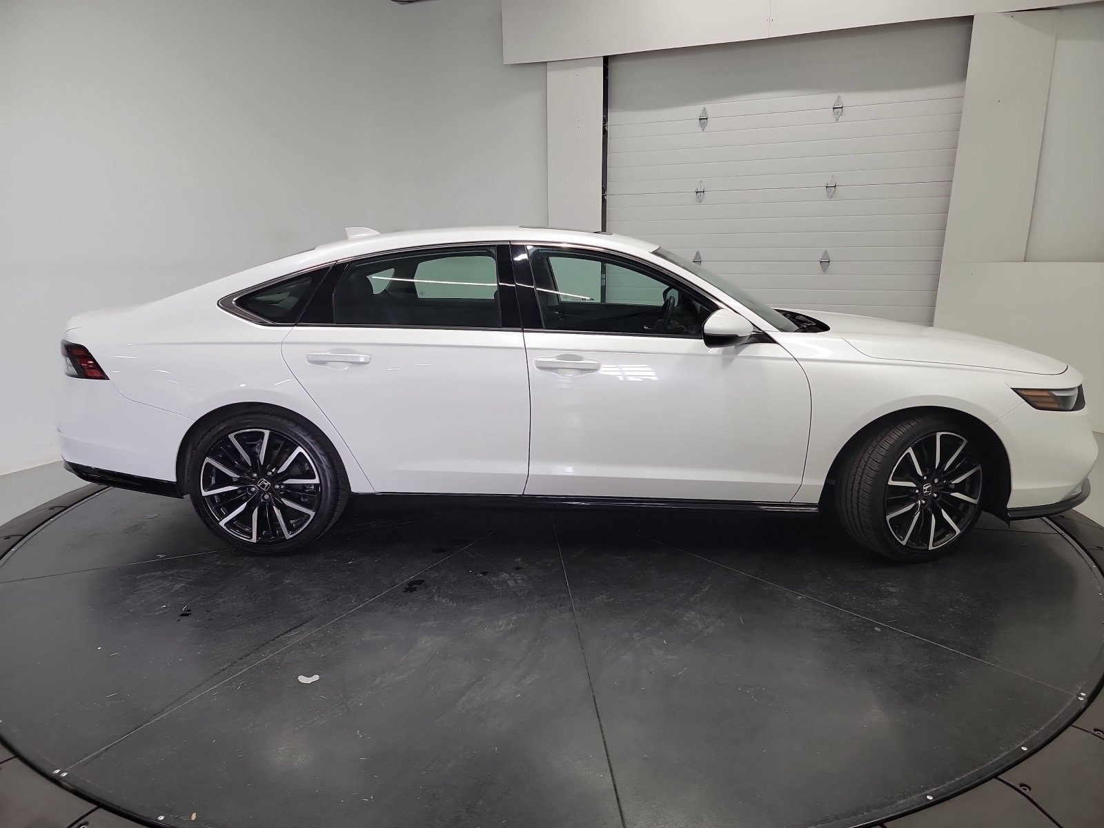 Certified Used 2025 Platinum White Pearl Honda Touring image 11