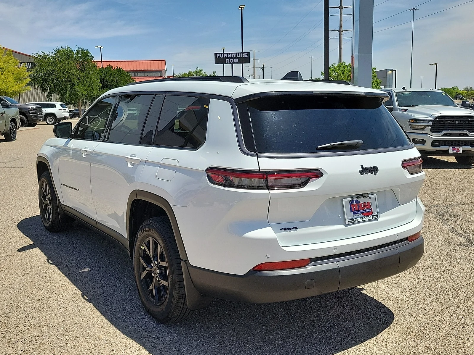 New 2026 PW7 Bright Whit Jeep L LAREDO ALTITUDE 4X4 image 3
