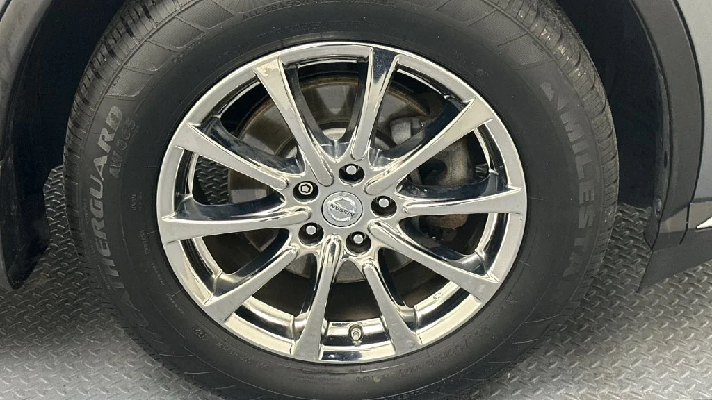 Used 2016 Gray Nissan SL image 17