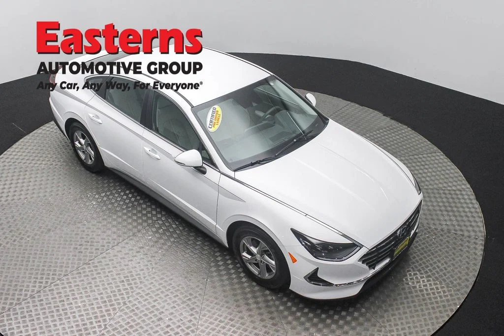 Used 2023 White Hyundai SE image 3