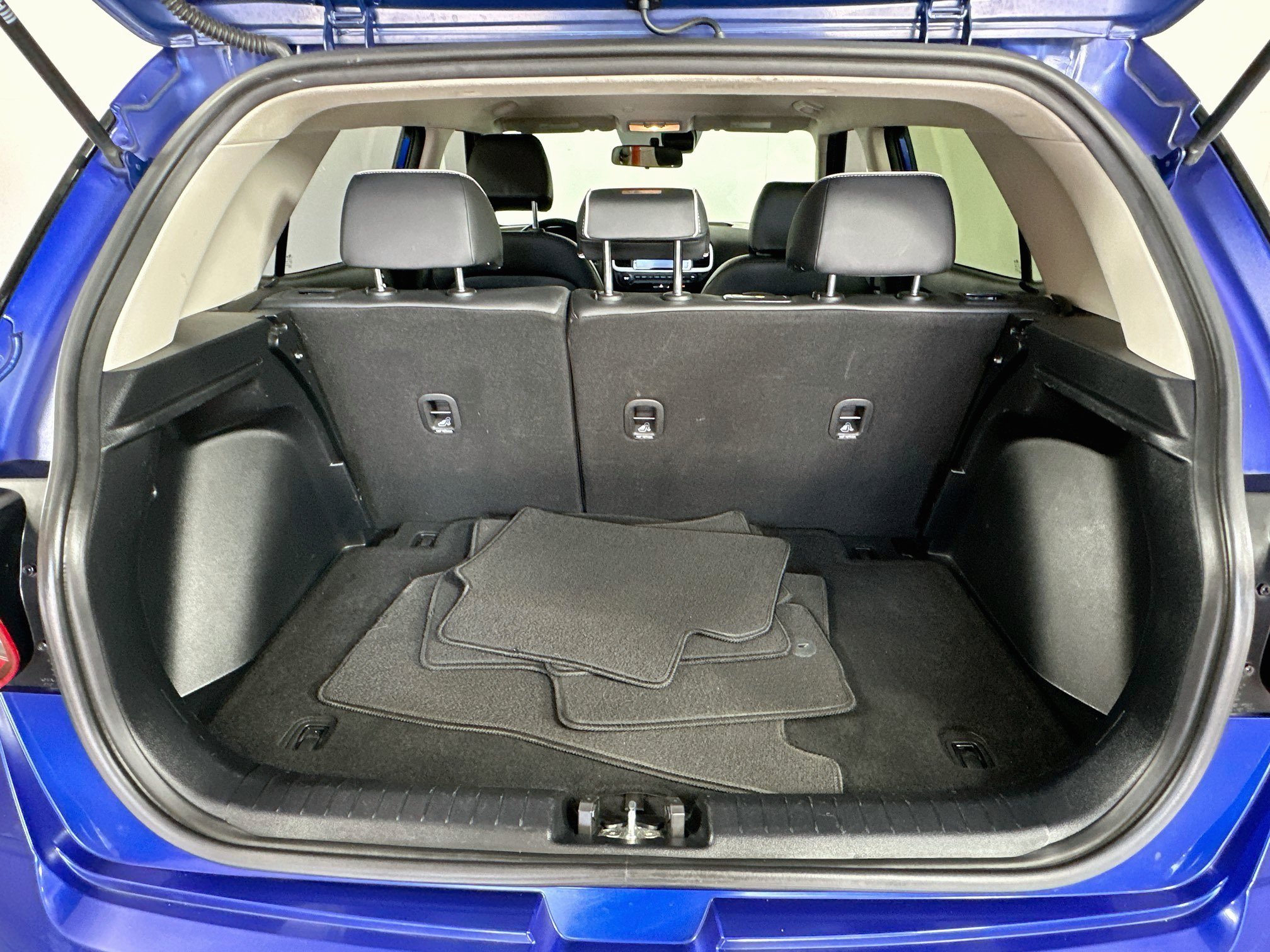 Used 2022 Intense Blue Hyundai Limited image 23
