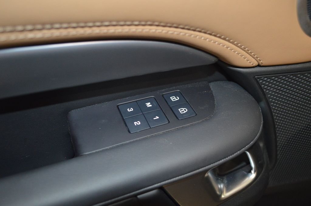 Used 2025 Gray Land Rover Metropolitan Edition image 19