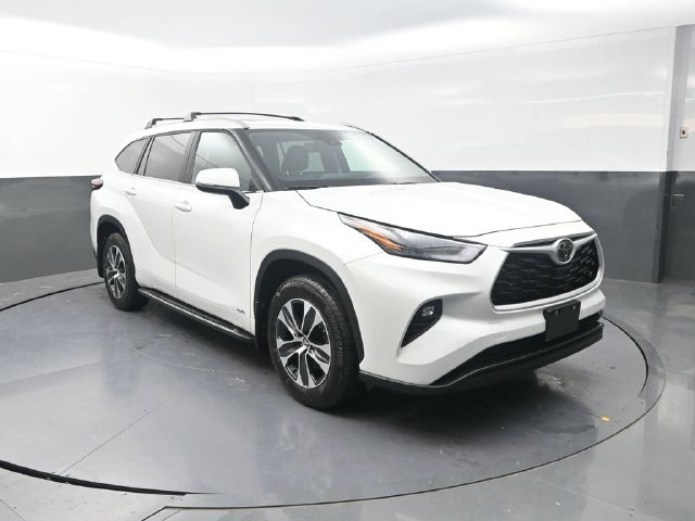 Used 2026 Beige Toyota XLE image 10