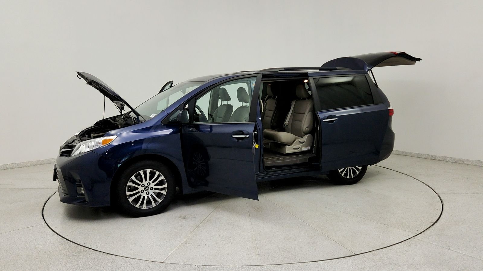 Used 2019 Beige Toyota XLE Premium image 12