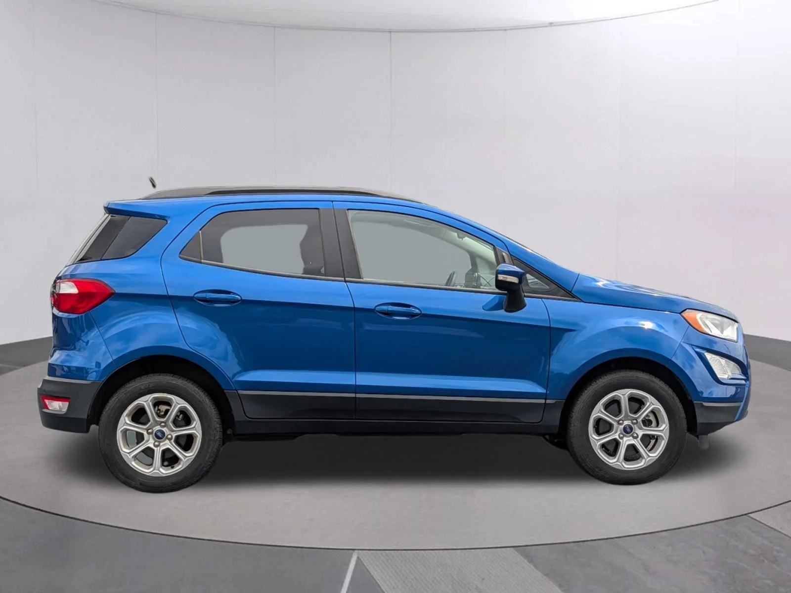 Used 2021 Lightning Blue Ford SE image 6