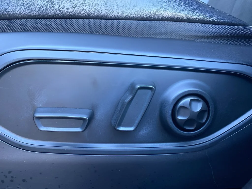 Used 2023 Red Jeep Altitude image 12