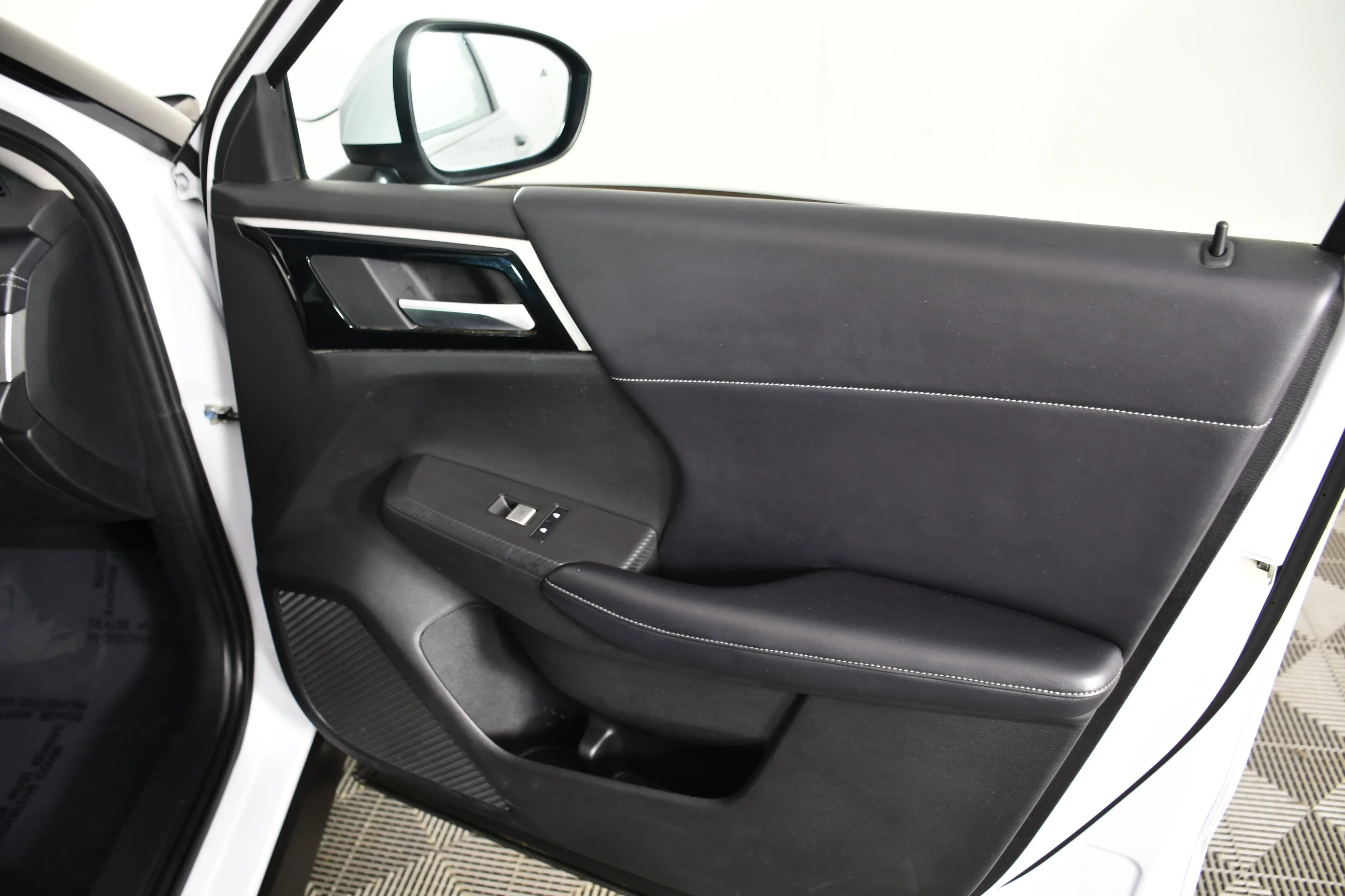 Certified Used 2023 White Diamond Mitsubishi SE image 39
