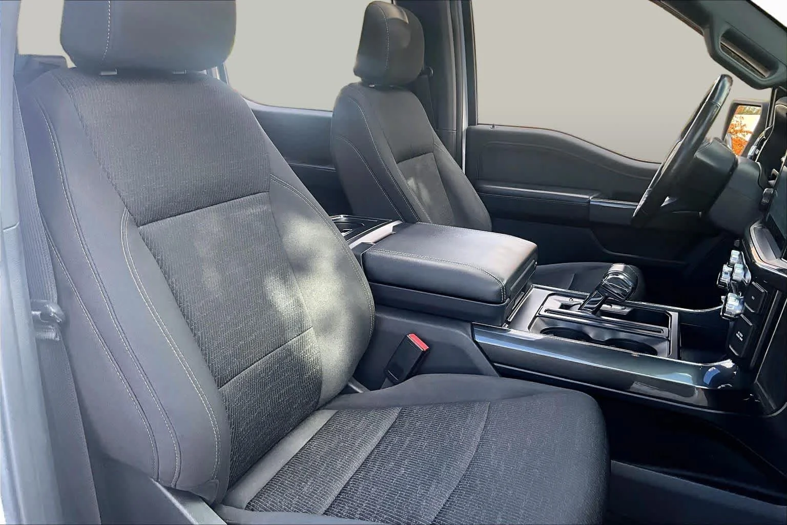Used 2022 Oxford White Ford XLT image 9