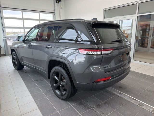 Used 2025 Gray Jeep Altitude X image 3