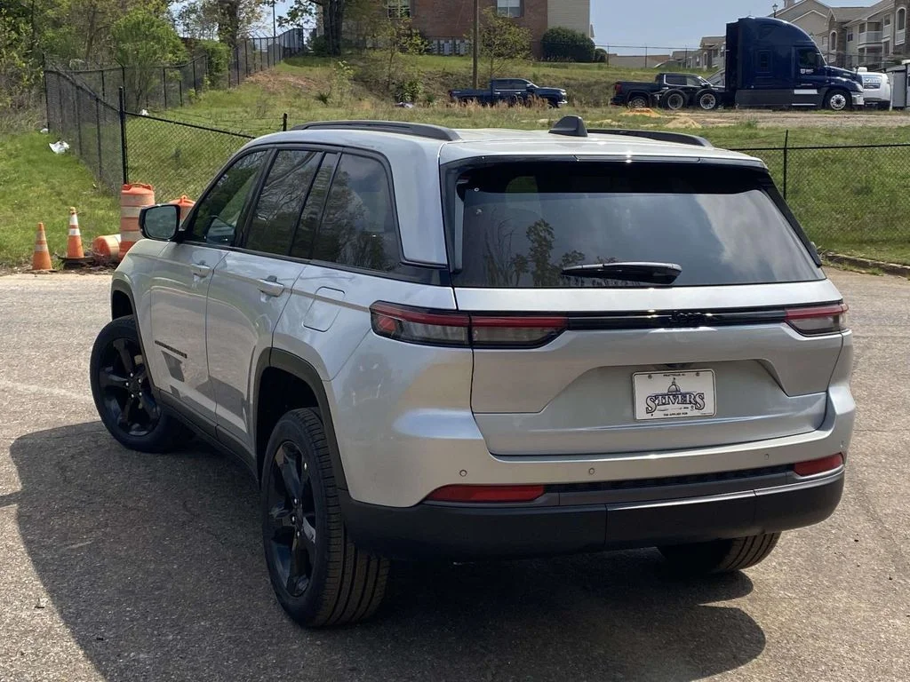 New 2026 Silver Zynith Exterior Paint Jeep Limited image 4