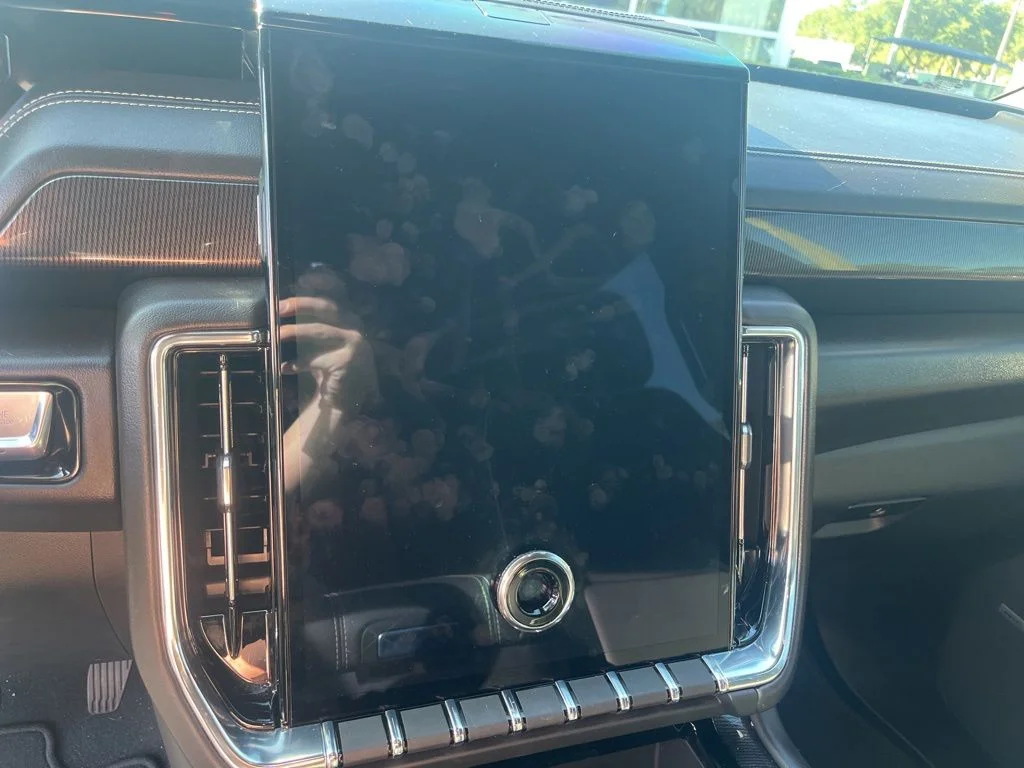 Used 2025 Silver GMC Elevation image 12