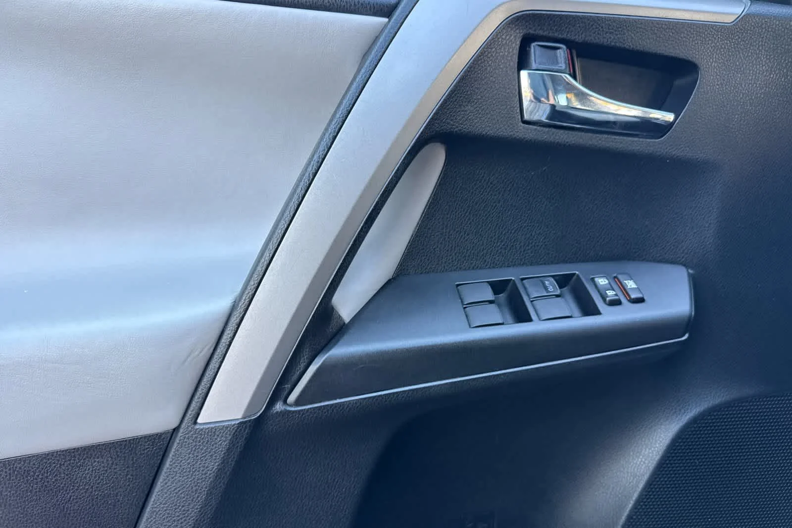 Used 2017 Silver Sky Metallic Toyota XLE image 12