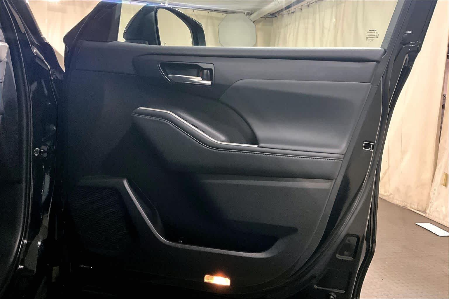 Used 2022 Midnight Black Metallic Toyota XLE image 39