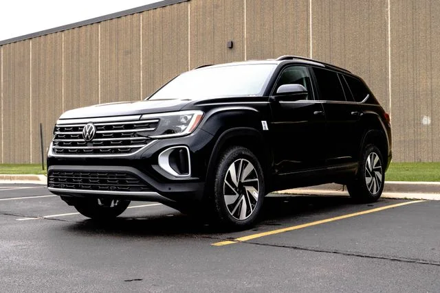 New 2026 Black Volkswagen 2.0T SE w/Technology image 3