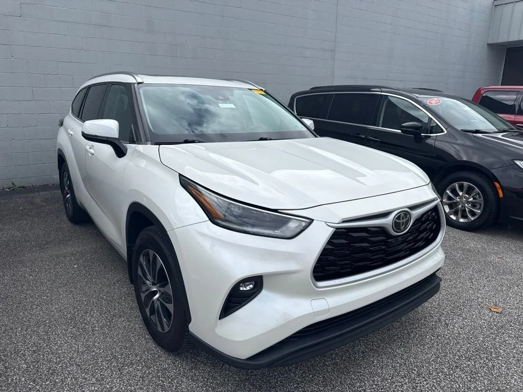Used 2021 White Toyota XLE image 3