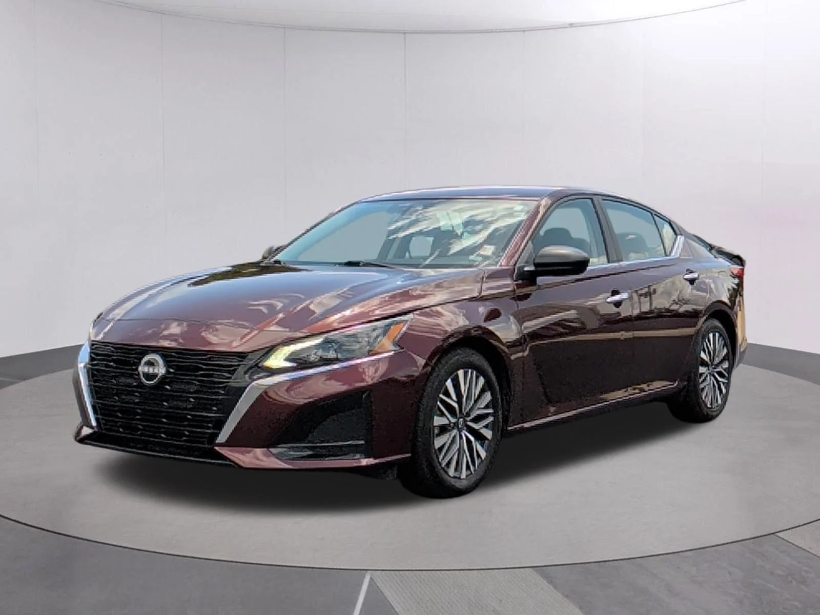 Used 2025 Garnet Pearl Metallic Nissan SV image 1