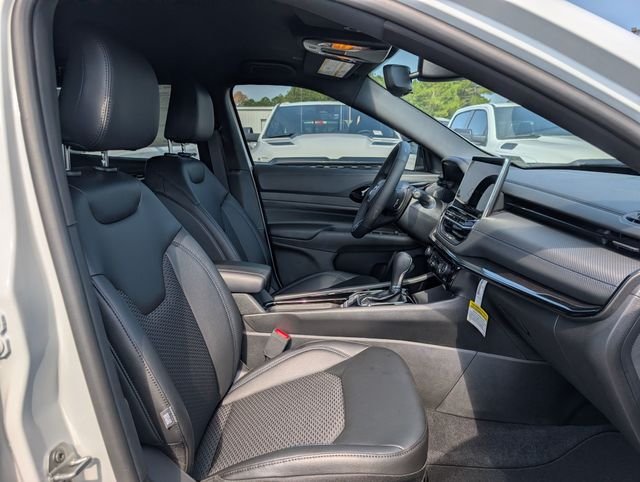 New 2026 Bright White Clearcoat Jeep Latitude image 30