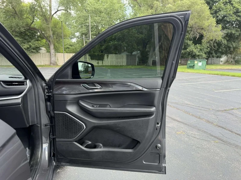 Used 2022  Jeep Laredo image 28