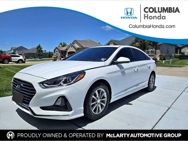 Used 2018 White Hyundai SE image 1